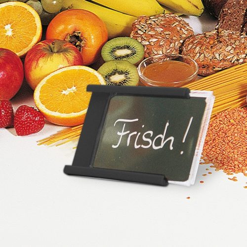 Preiskassette für Texteinleger (DIN A8) rot mit schwarzem Texteinleger inklusive Schriftzug "Frisch!" sowie Obst und Getreideprodukten im Hintergrund.