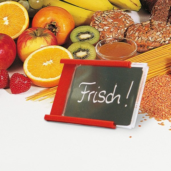 Preiskassette für Texteinleger (DIN A8) rot mit schwarzer Karte inklusive schriftzug "Frisch!" sowie Obst und Getreideprodukten im Hintergrund.
