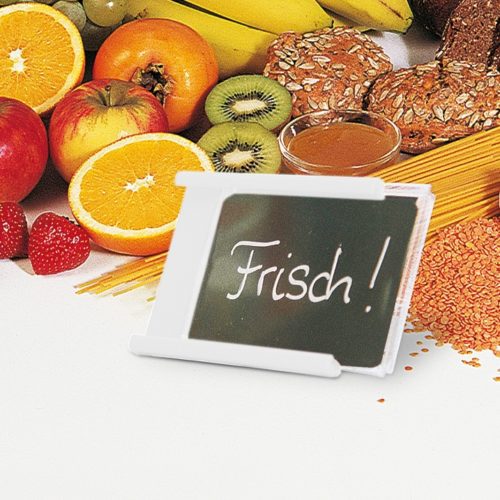 Preiskassette für Texteinleger (DIN A8) weiß mit schwarzer Karte inklusive schriftzug "Frisch!" sowie Obst und Getreideprodukten im Hintergrund.