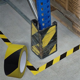 Bodenmarkierungsband schwarz & gelb im Einsatz am PVC Boden und Bodenmarkierungsband schwarz & gelb auf rolle