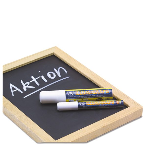 Tafel mit Holzrahmen und Aufschrift "Aktion" sowie zwei Kreidestifte Illumigraph