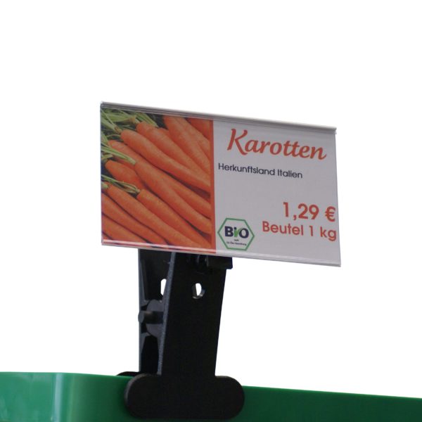 Universalklammer für Preisschildhalter (140 x 80 mm) in schwarz am grünen Korb und mit Preisschild für Karotten