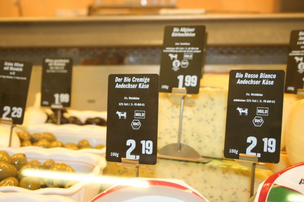 Schwarze Schiefertafeln in der Käsetheke mit Beschriftung für die Preisauszeichnung bzw. Thekenauszeichnung mit Preisschildern am POS.